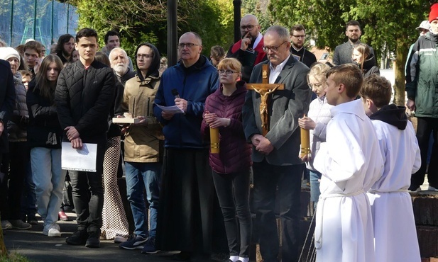 Chrześcijanie w "Józefowie" razem - z krzyżem i... kamieniem
