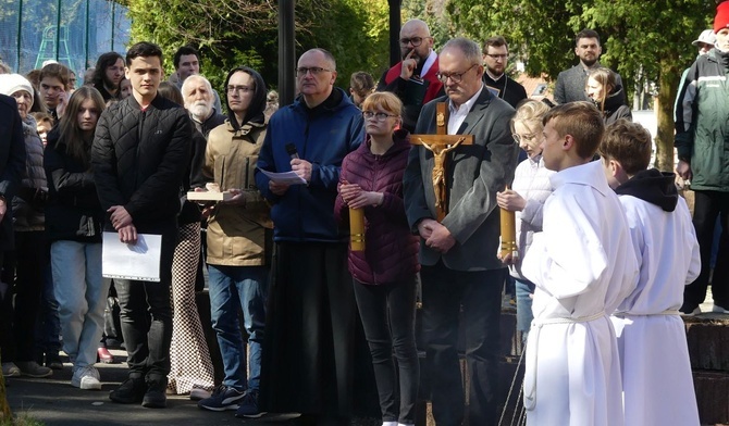 Chrześcijanie w "Józefowie" razem - z krzyżem i... kamieniem