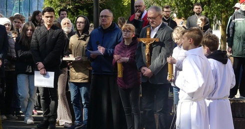 Chrześcijanie w "Józefowie" razem - z krzyżem i... kamieniem