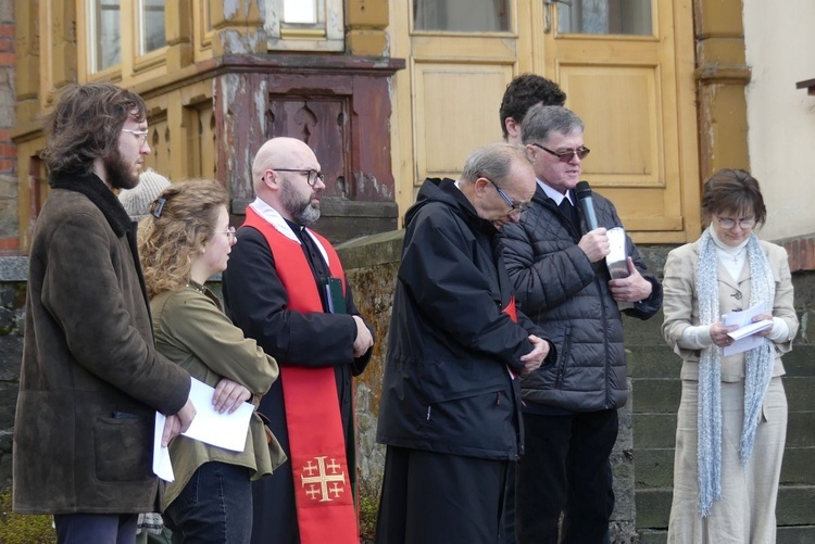 Chrześcijanie w "Józefowie" razem - z krzyżem i... kamieniem