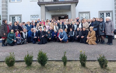 Wspólne zdjęcie uczestników przed domem rekolekcyjnym w Dąbrówce.