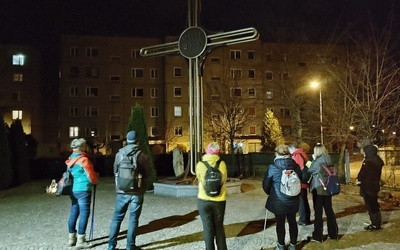 Uczestnicy EDK ze Świebodzic w trakcie wędrówki.