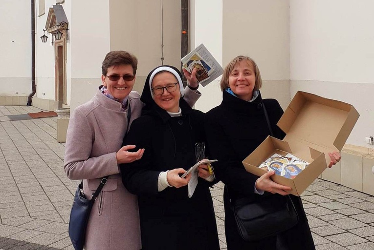 Bobowa. Kolejka do pomocy duszom czyśćcowym