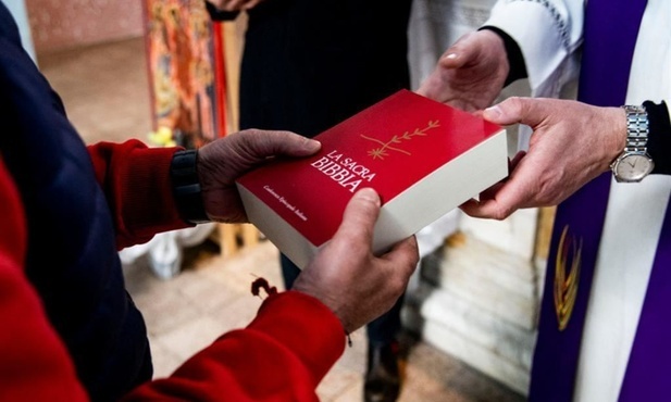 8 tysięcy Biblii dla więźniów