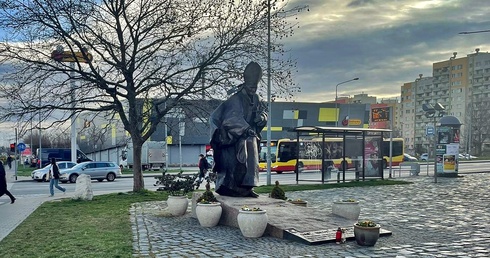Wierni chcą uchronić pomnik Jana Pawła II przed dewastacją. Ustalili dyżury
