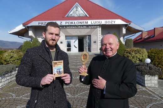 Kalna z rowerowym pielgrzymem na szlaku misji św. Antoniego 