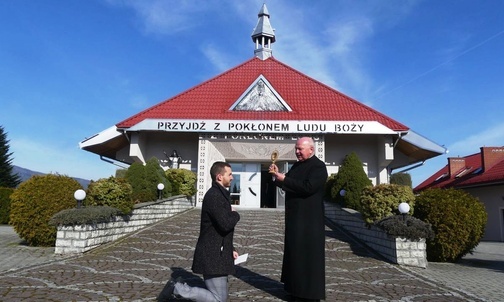 Rowerowy pielgrzym Damian Stawicki i ks. Kazimierz Hanzlik z relikwiami św. Antoniego przed kościołem w Kalnej.