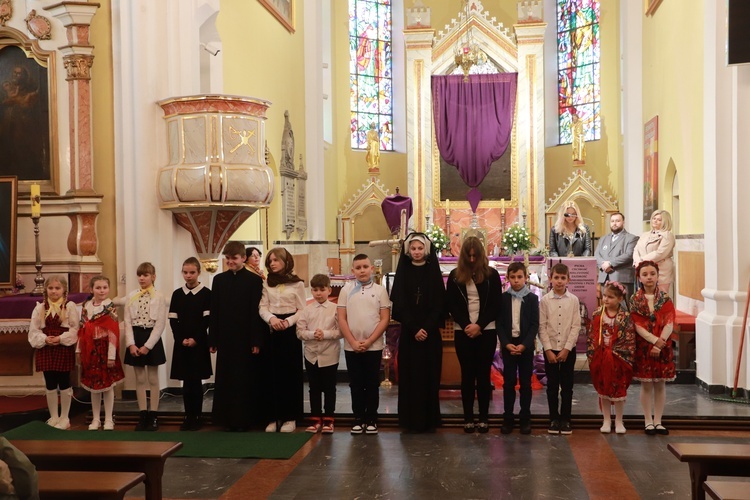 Poświęcenie sztandaru Szkoły Podstawowej SPSK im. s. Faustyny w Pniewie