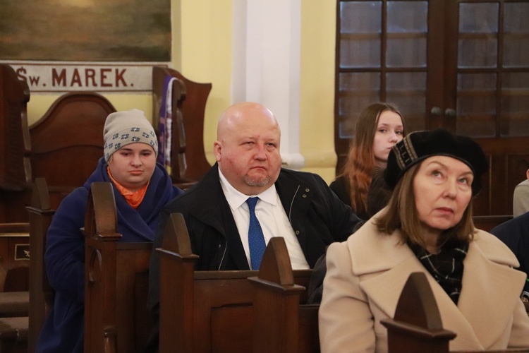 Poświęcenie sztandaru Szkoły Podstawowej SPSK im. s. Faustyny w Pniewie