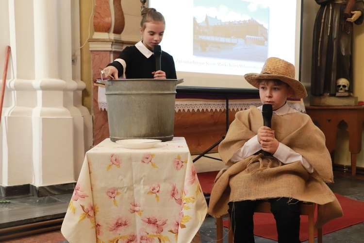 Poświęcenie sztandaru Szkoły Podstawowej SPSK im. s. Faustyny w Pniewie