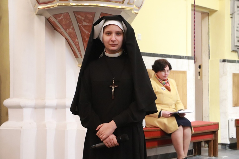 Poświęcenie sztandaru Szkoły Podstawowej SPSK im. s. Faustyny w Pniewie