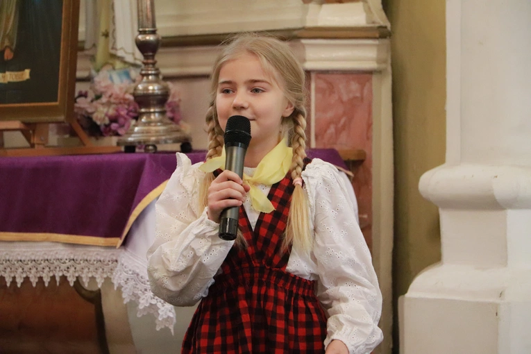 Poświęcenie sztandaru Szkoły Podstawowej SPSK im. s. Faustyny w Pniewie