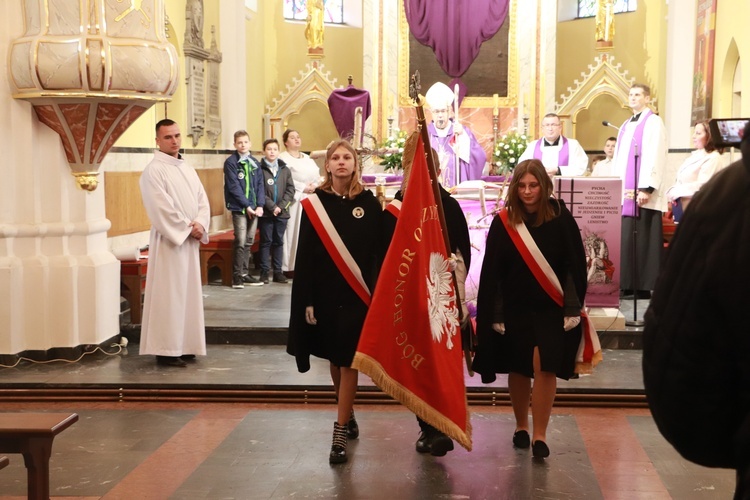 Poświęcenie sztandaru Szkoły Podstawowej SPSK im. s. Faustyny w Pniewie