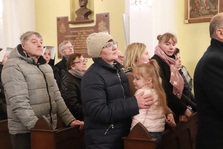 Poświęcenie sztandaru Szkoły Podstawowej SPSK im. s. Faustyny w Pniewie