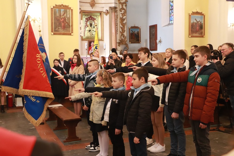 Poświęcenie sztandaru Szkoły Podstawowej SPSK im. s. Faustyny w Pniewie