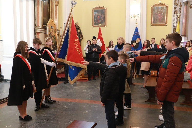 Poświęcenie sztandaru Szkoły Podstawowej SPSK im. s. Faustyny w Pniewie