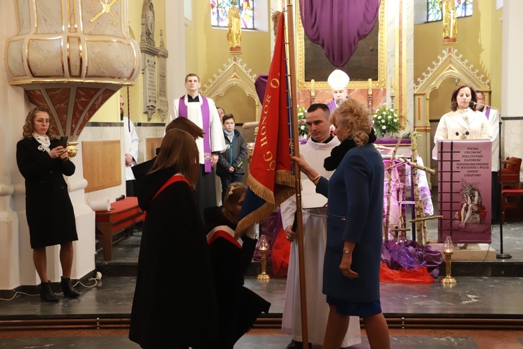 Poświęcenie sztandaru Szkoły Podstawowej SPSK im. s. Faustyny w Pniewie