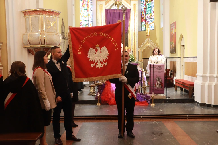 Poświęcenie sztandaru Szkoły Podstawowej SPSK im. s. Faustyny w Pniewie