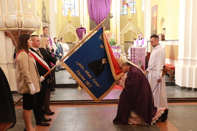 Poświęcenie sztandaru Szkoły Podstawowej SPSK im. s. Faustyny w Pniewie