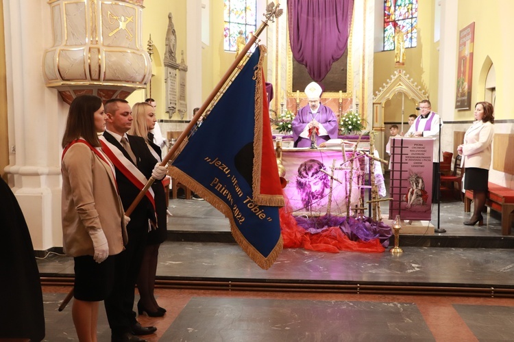 Poświęcenie sztandaru Szkoły Podstawowej SPSK im. s. Faustyny w Pniewie