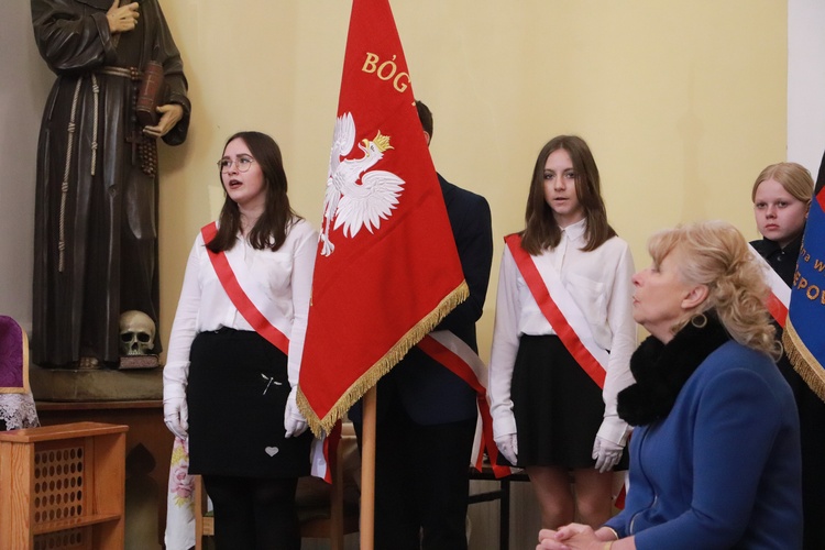 Poświęcenie sztandaru Szkoły Podstawowej SPSK im. s. Faustyny w Pniewie