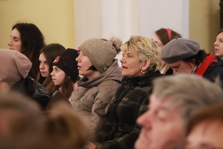 Poświęcenie sztandaru Szkoły Podstawowej SPSK im. s. Faustyny w Pniewie