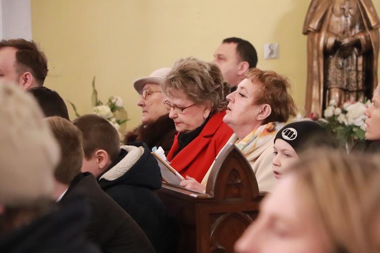 Poświęcenie sztandaru Szkoły Podstawowej SPSK im. s. Faustyny w Pniewie