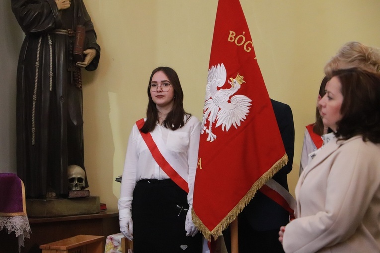 Poświęcenie sztandaru Szkoły Podstawowej SPSK im. s. Faustyny w Pniewie