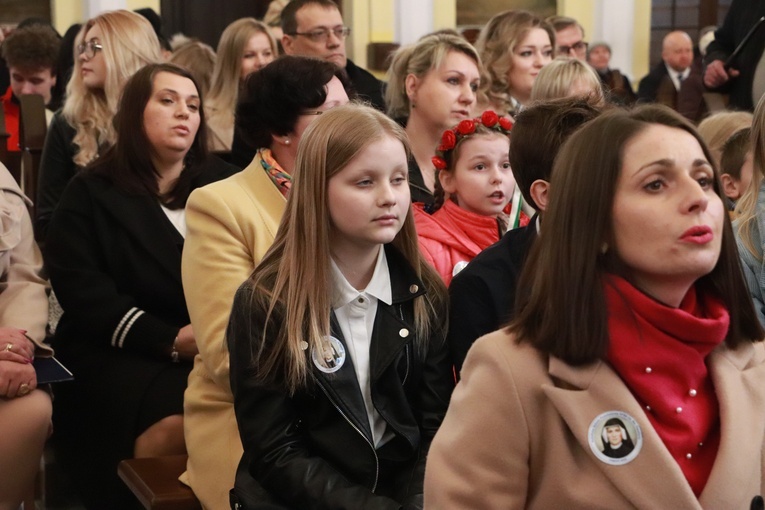 Poświęcenie sztandaru Szkoły Podstawowej SPSK im. s. Faustyny w Pniewie