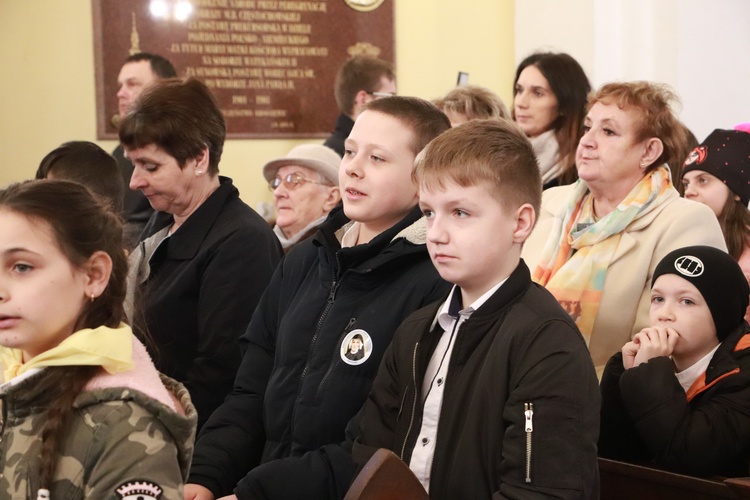 Poświęcenie sztandaru Szkoły Podstawowej SPSK im. s. Faustyny w Pniewie