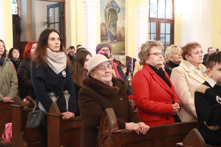 Poświęcenie sztandaru Szkoły Podstawowej SPSK im. s. Faustyny w Pniewie