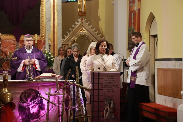 Poświęcenie sztandaru Szkoły Podstawowej SPSK im. s. Faustyny w Pniewie