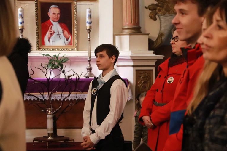 Poświęcenie sztandaru Szkoły Podstawowej SPSK im. s. Faustyny w Pniewie