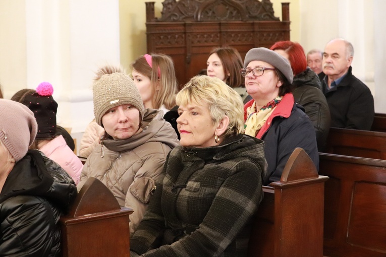 Poświęcenie sztandaru Szkoły Podstawowej SPSK im. s. Faustyny w Pniewie