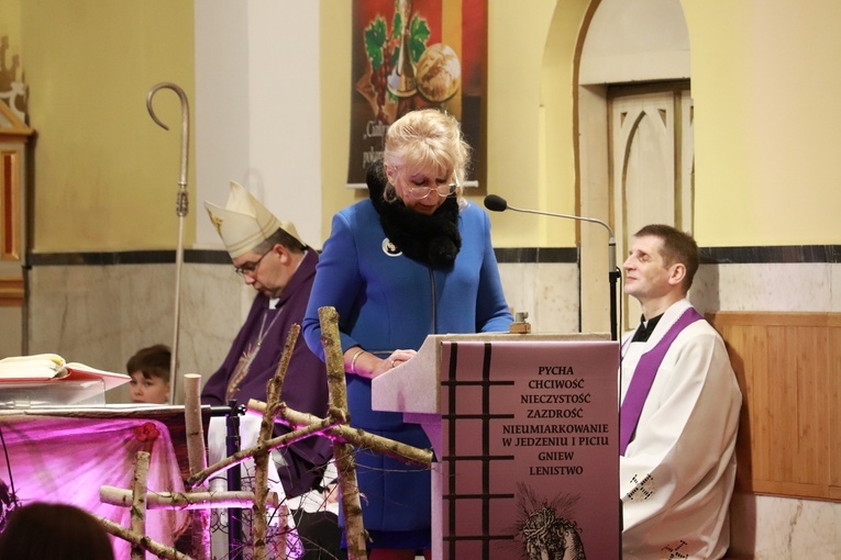 Poświęcenie sztandaru Szkoły Podstawowej SPSK im. s. Faustyny w Pniewie