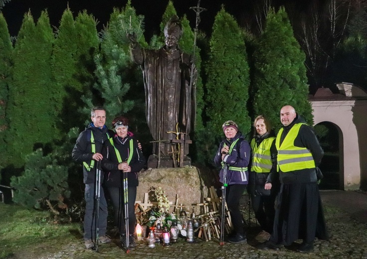 Pod pomnikiem św. Jana Pawła II uczestnicy złożyli swoje krzyże.