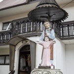 80-letni rzeźbiarz z Tokarni poświęcił życie rzeźbieniu świętych