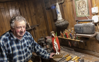 80-letni rzeźbiarz z Tokarni poświęcił życie rzeźbieniu świętych