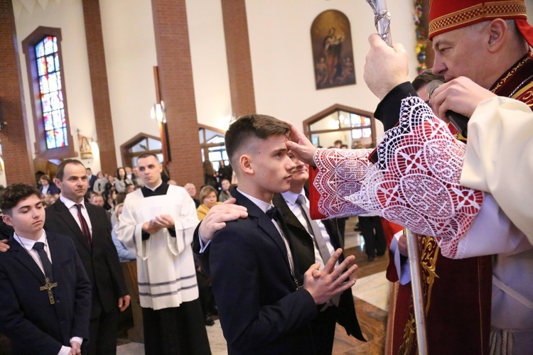 Bierzmowanie w par. pw. Miłosierdzia Bożego w Brzesku