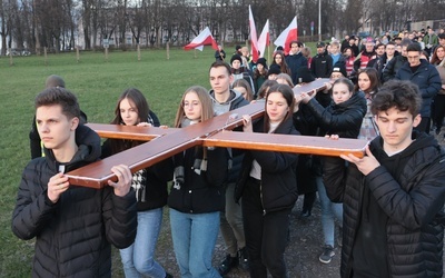 Uczestnicy nabożeństwa przeszli między obozowymi barakami.