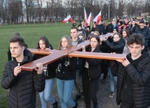 Uczestnicy nabożeństwa przeszli między obozowymi barakami.