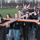 Uczestnicy nabożeństwa przeszli między obozowymi barakami.