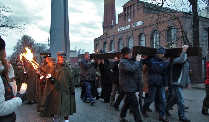 Tłum katowiczan przeszedł w Drodze Krzyżowej ulicami swojego miasta