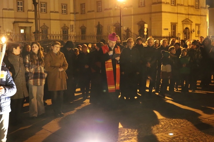 Świdnica. Miejska Droga Krzyżowa pod pomnik św. Jana Pawła II