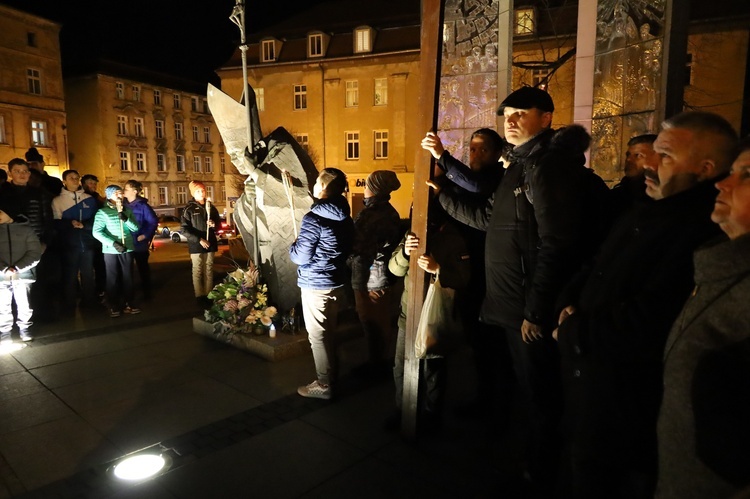 Świdnica. Miejska Droga Krzyżowa pod pomnik św. Jana Pawła II