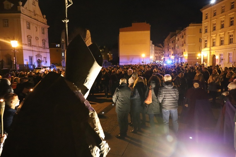 Świdnica. Miejska Droga Krzyżowa pod pomnik św. Jana Pawła II