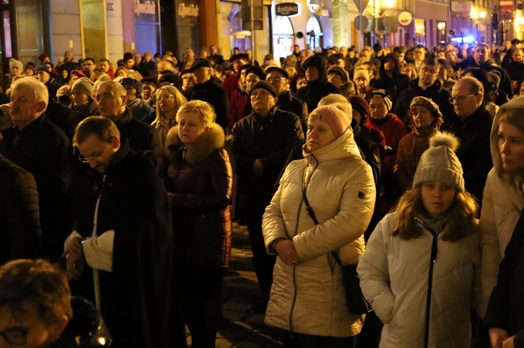 Świdnica. Miejska Droga Krzyżowa pod pomnik św. Jana Pawła II