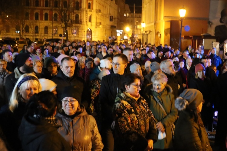 Świdnica. Miejska Droga Krzyżowa pod pomnik św. Jana Pawła II