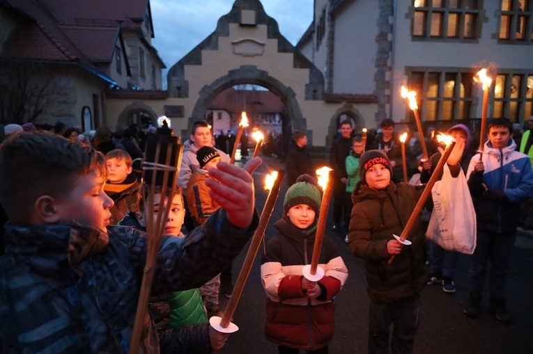 Świdnica. Miejska Droga Krzyżowa pod pomnik św. Jana Pawła II