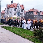 Wałbrzych. Miejska Droga Krzyżowa z parafii Zmartwychwstania do św. Barbary